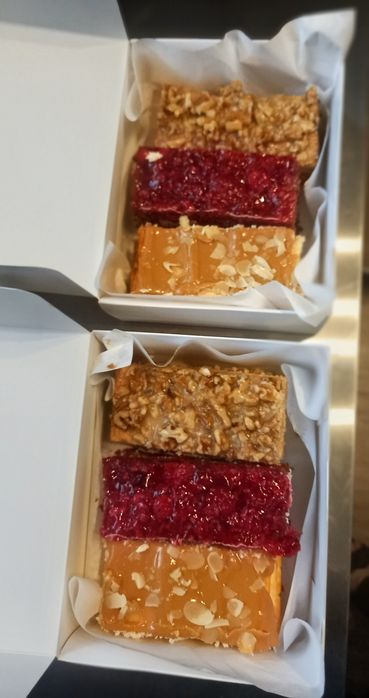 Słodkie stoły, paczki dla gości ciasta i torty