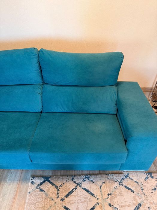 Sofá de 2 lugares + dois banquinhos para os pés. Anti-gato.