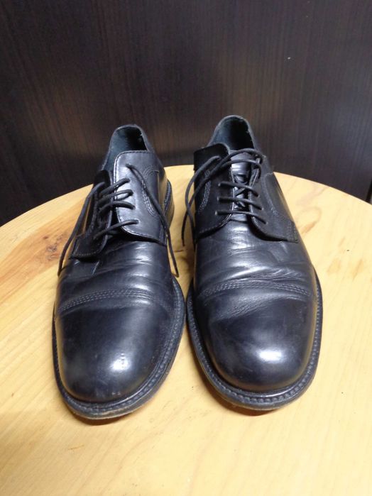 Sapatos de pele pretos