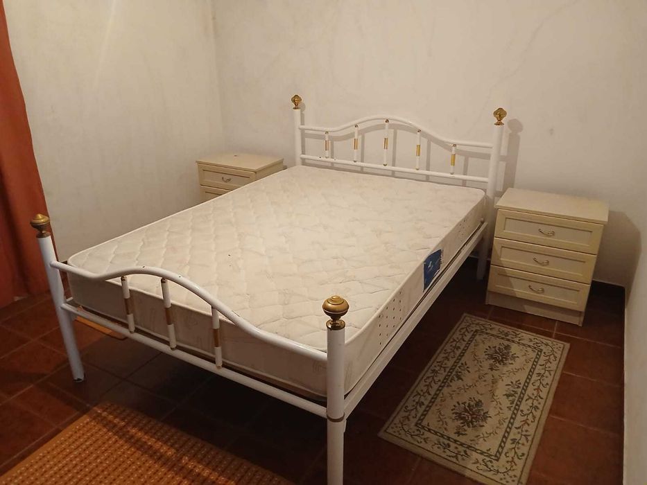 Quarto de casal com cama metálica, com colchão, em bom estado