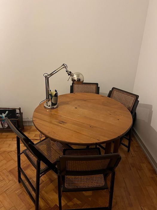Mesa sala redonda, em madeira