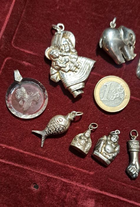 Bonecas pendentes vintage em prata.