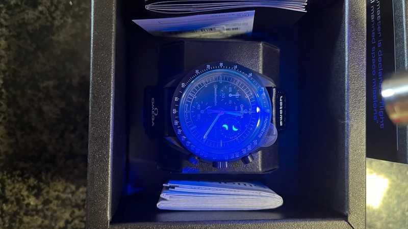 Omega Swatch SO33B700 – Snoopy Nocna Misja Księżycowa