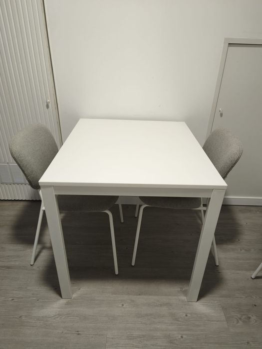 Conjunto de mesa de jantar e 4 cadeiras