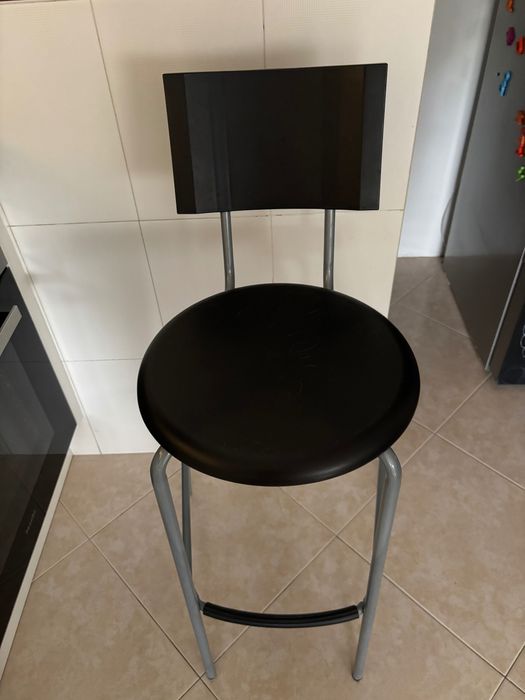 Bancos pretos cozinha