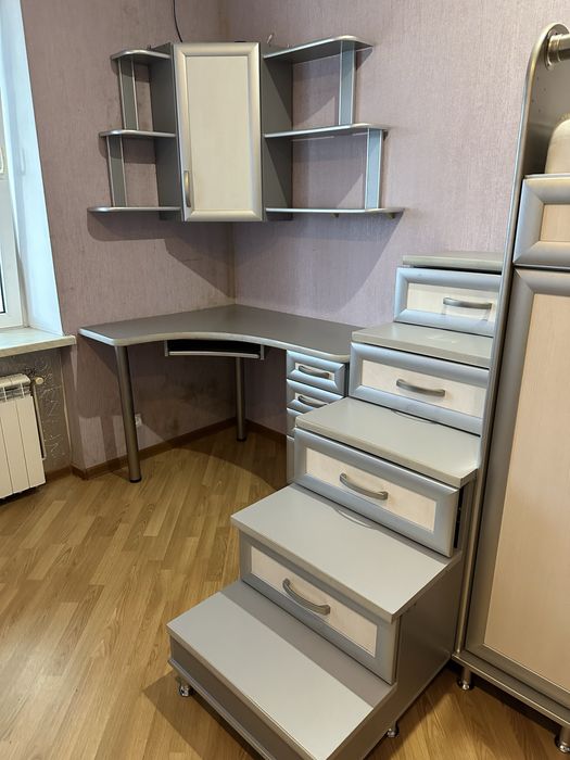 Двоярусне ліжко з меблями та робочим столом