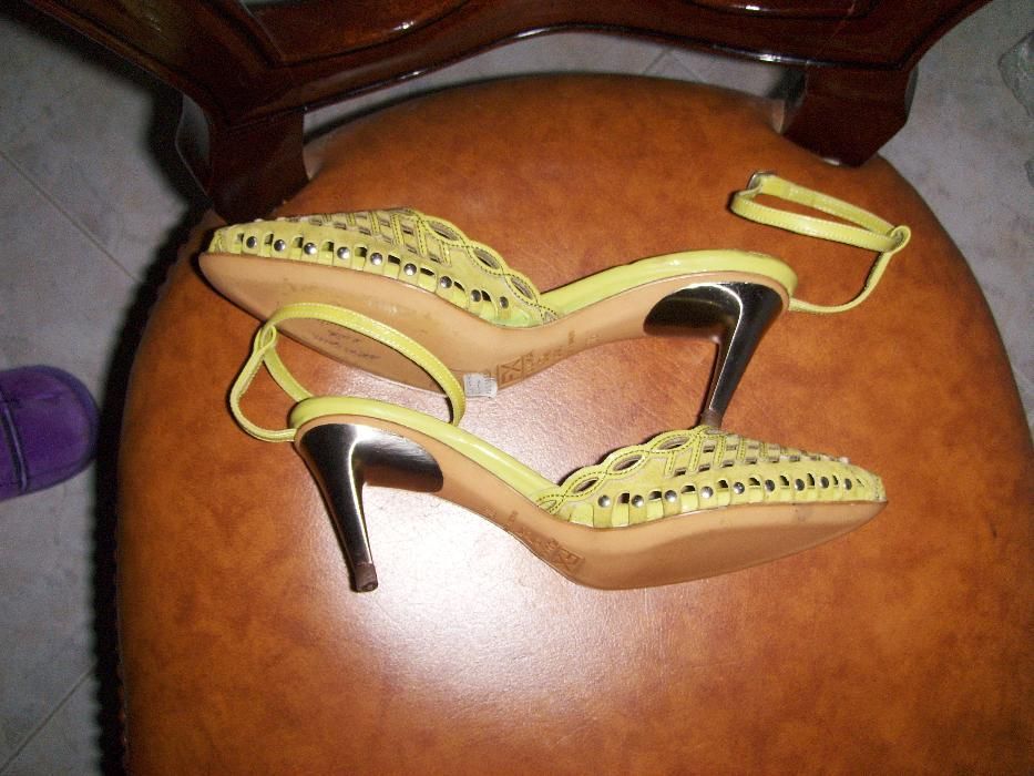 Sandálias calçadas 1x em péle portes incluidos