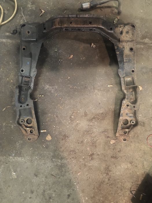 Opel Omega B belka przedniego zawieszenia sanki