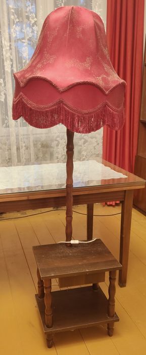 Lampa z abażurem i stolikiem PRL