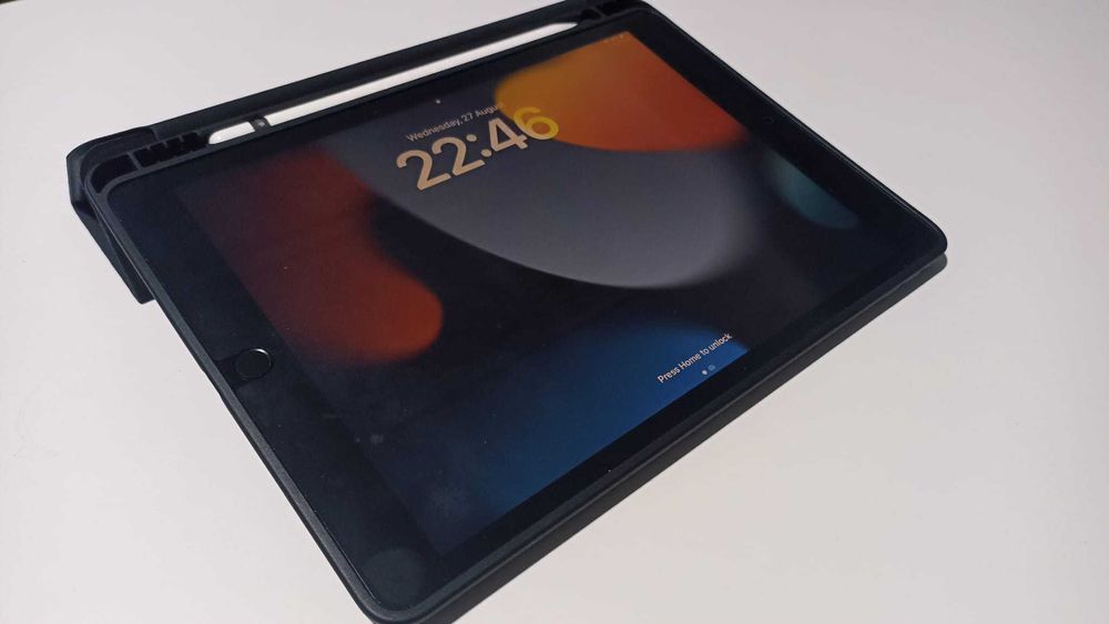 iPad (2021) 9th Generation, 64GB with Case and Apple Pencil64332097177731120