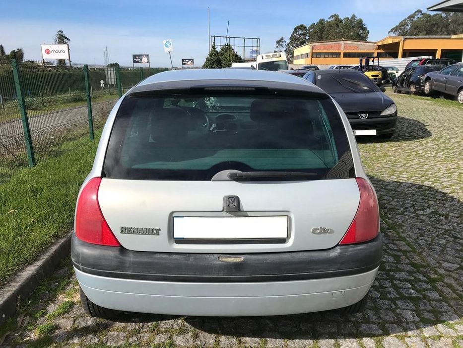Renault Clio II 1.2 16V 5P 2001 - Para Peças