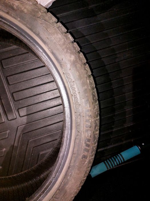 Резина 245 40 r19. Зима. Есть комплект.