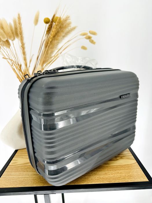 Nowy kuferek podróżny , kosmetyczka