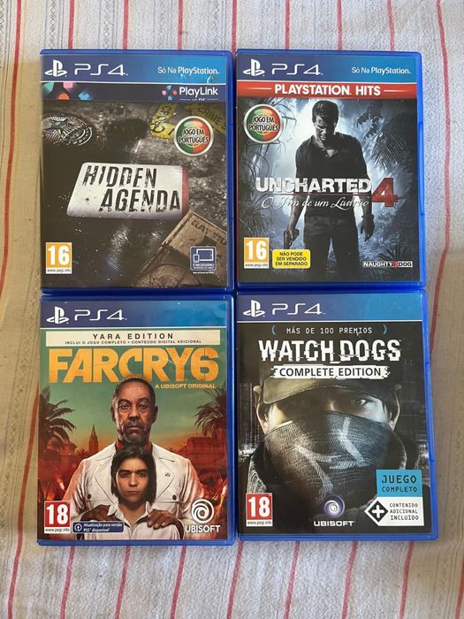 PlayStation 4 com comando e jogos