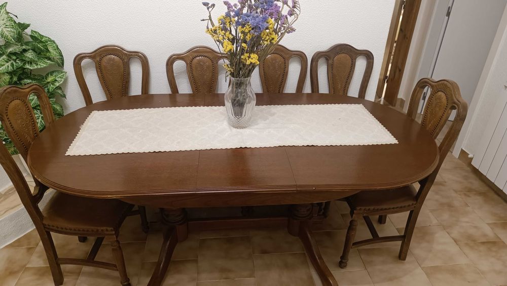 Conjunto de mesa e 6 cadeiras