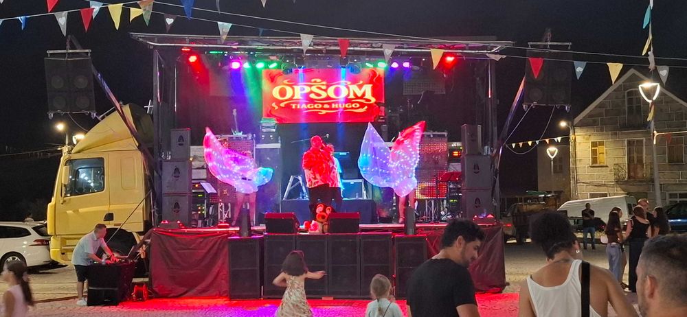 Palco móvel com produção grupos/artistas/DJs.