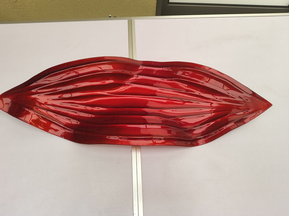 Peça decorativa em vidro cor vermelha