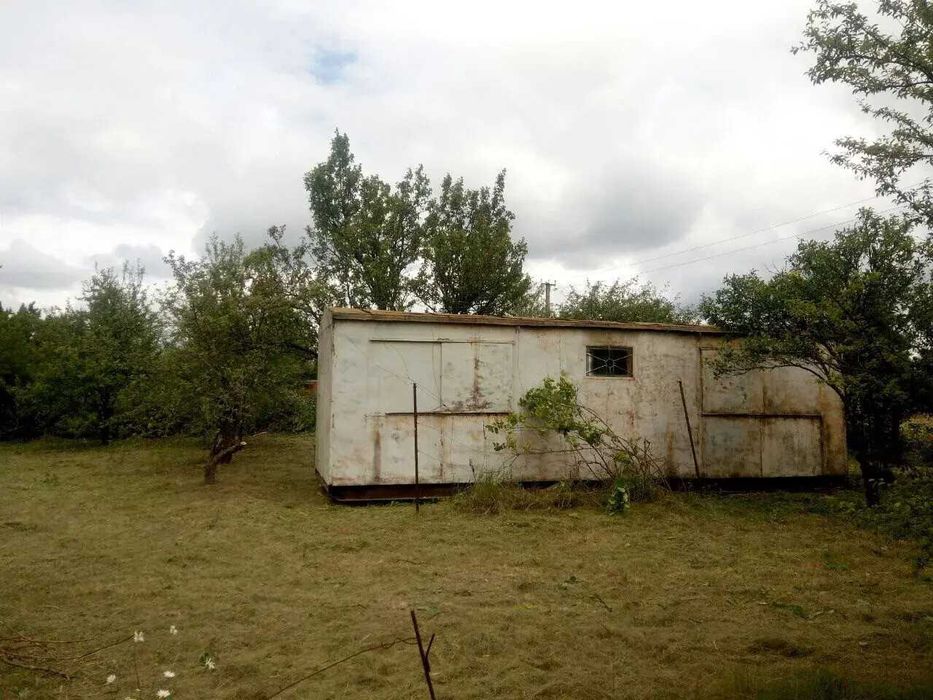 Продаж ділянки з металевим вагончиком.