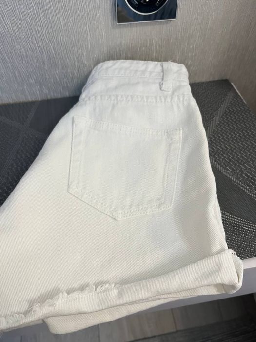 Білі шорти джинсові
