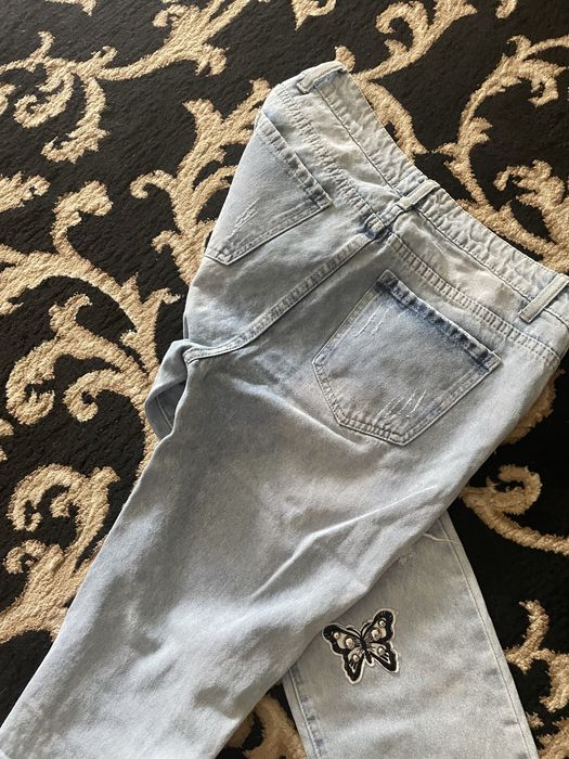 Jeansy z aplikacjami