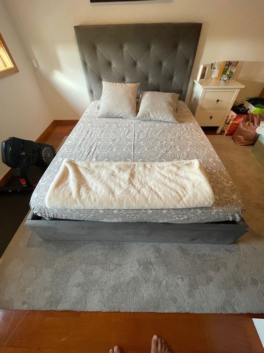 Cama de casal em veludo