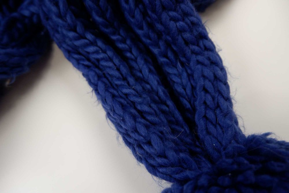 Шарф с крупно вязаный с помпоном синий длинный ручная работа хомут