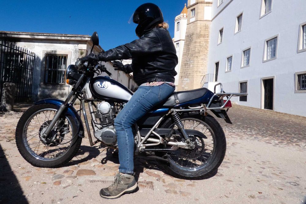 Um clássico da Yamaha - moto Yamaha SR 250, com extras