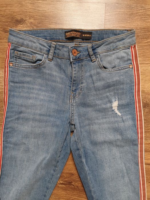 Jeansy skinny fit z przetarciami i lampasem