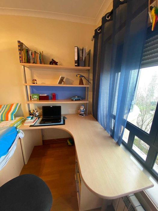 Secretária de canto com estante