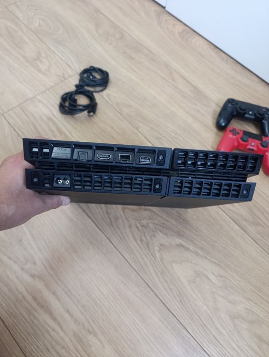 PlayStation 4 CUH-1116A + 2 pady + komplet kabli