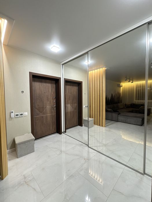 Трьохкімнатна квартра, вид на парк, дизайнерський ремонт для себе