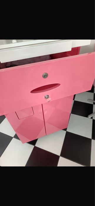 Movel de cabeleireira Rosa com gavetas em branco, em muito bom edtsdo