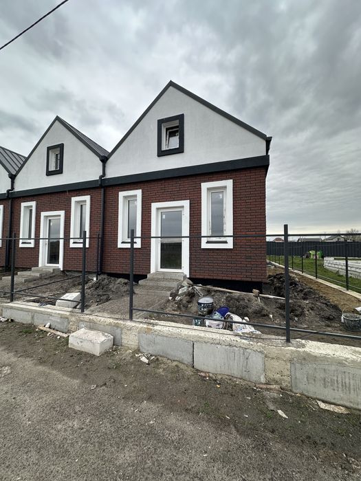 Таунхаус з власним двориком . Супер ціна !