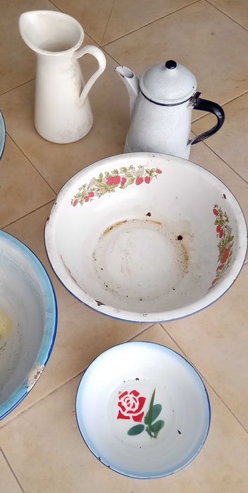 Alguidares e jarros em esmalte, peças antigas, desde 5€