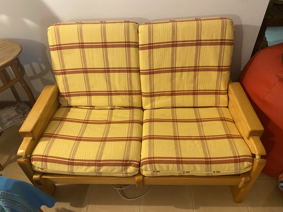 2 Sofas em madeira maciça com cama