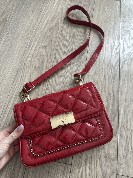 Czerwona skórzana torebka marka GUESS