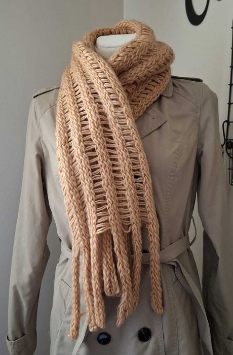 Beżowy szal z frędzlami – 150 cm