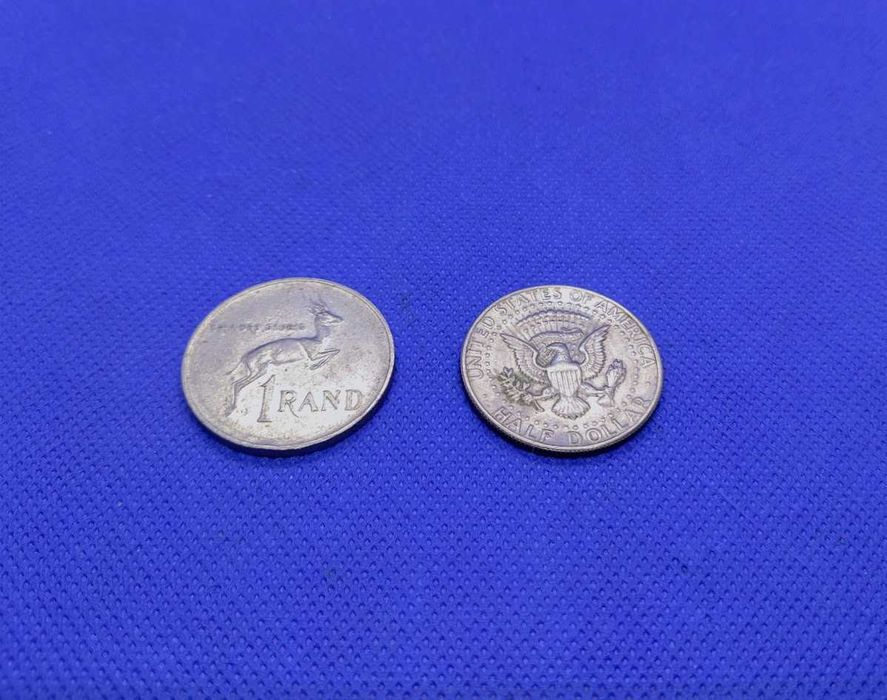 Lote de 2 moedas correntes Rand e Dólar