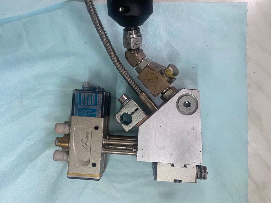 System do kleju Nordson DuraBlue 4 z głowicami MiniBlue II SureBead