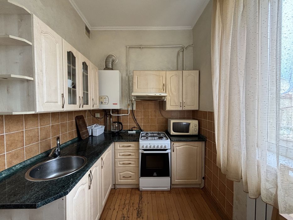 Трикімнатна квартира подобово біля собору