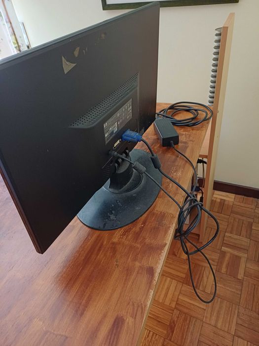 Conjunto Secretária, Computador, Teclado e Monitor