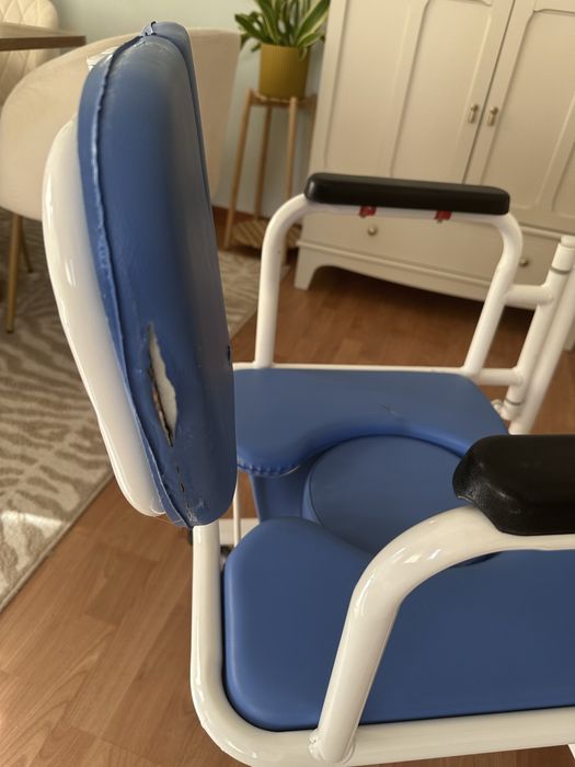Cadeira sanitária hidráulica com rodas