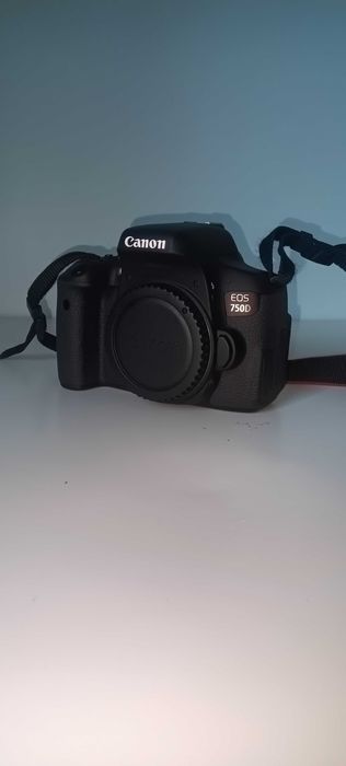 Canon 750D pouco usado corpo mais objetiva