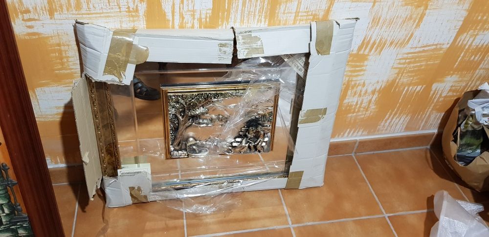Vendo espelho decorativo com relevo