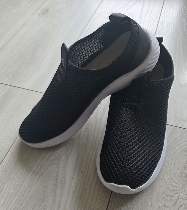 Sneakersy  z białą podeszwą marki Eskandalo & Kaos