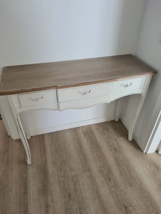 Consola branca gato preto