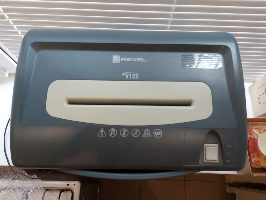 Знищувач документів шредер Rexel v 125