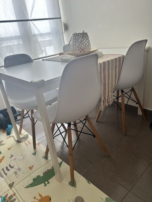 Conjunto mesa e cadeiras