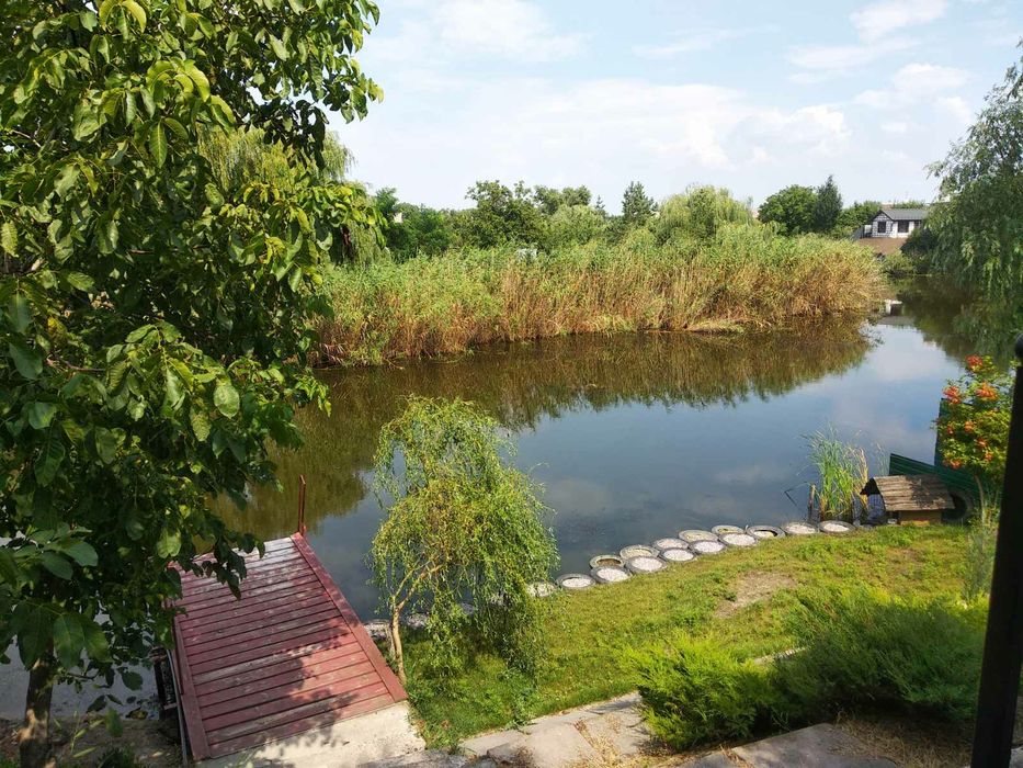 Баня, лазня на дровах "Хіжина", на березі річки.