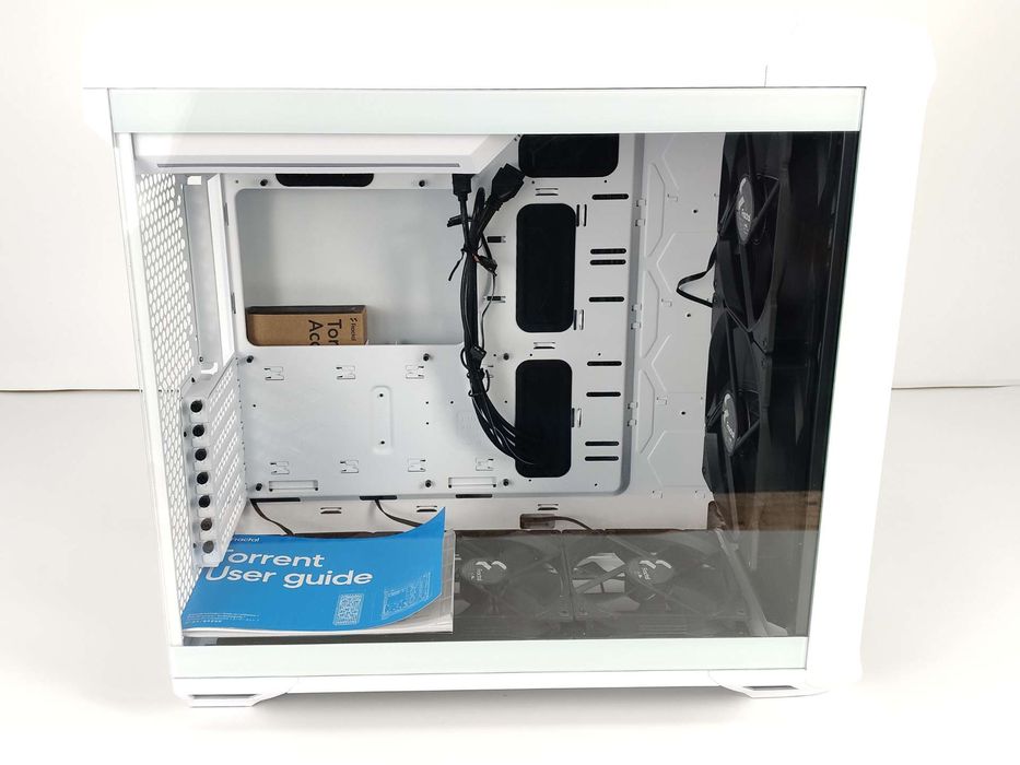 Fractal Design Torrent White TG Clear Tint (model FD‑C‑TOR1A‑03)
